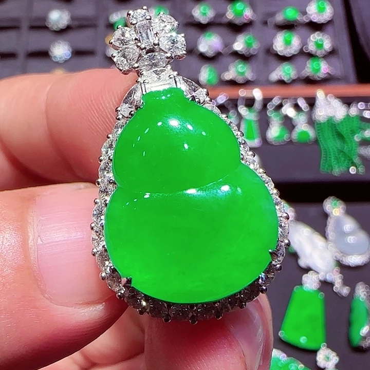 翡翠18K金镶嵌颈饰吊坠