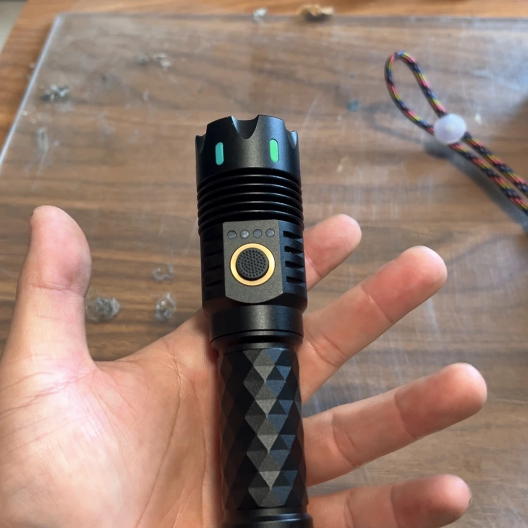 X6强光照射手电万流小直