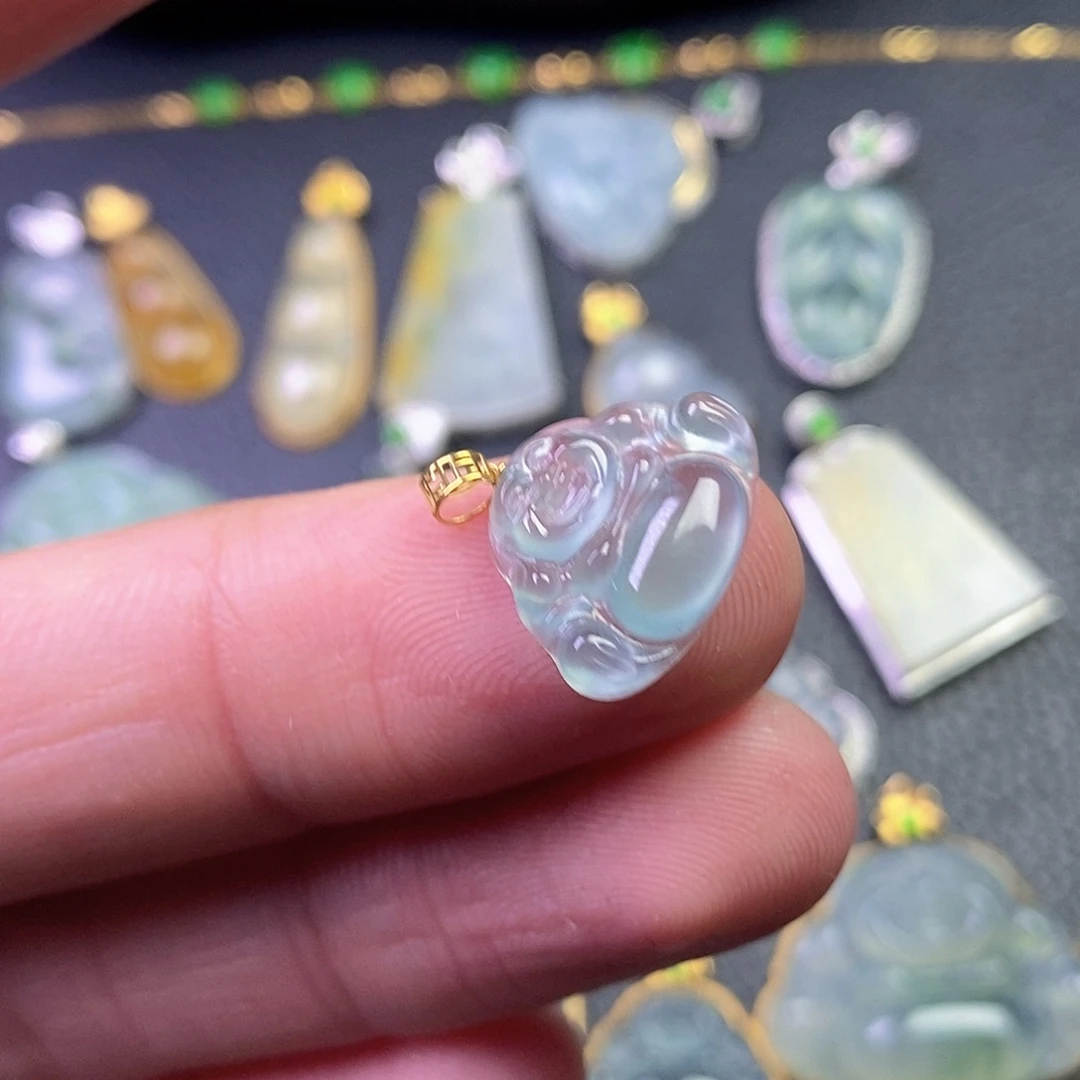 颈饰18K金镶嵌翡翠