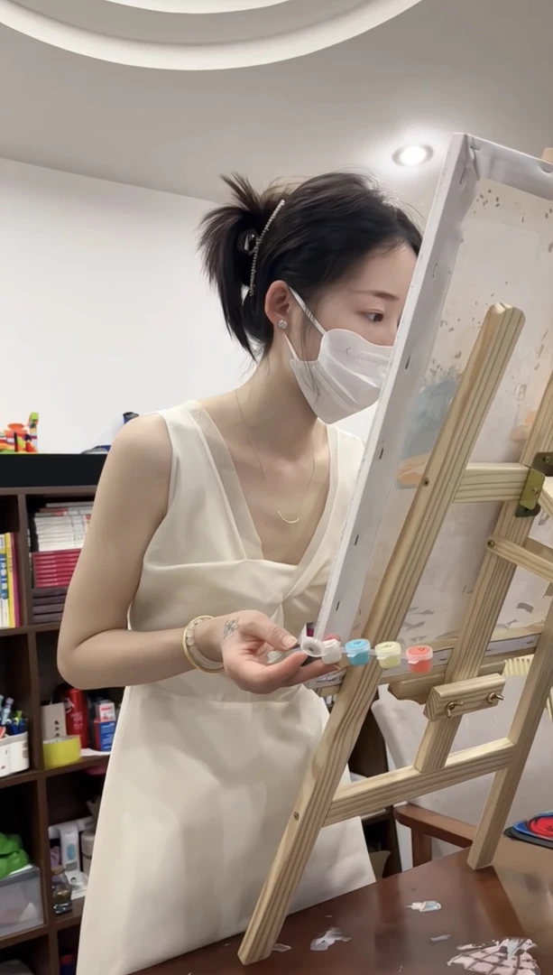 2025夏季新品法式气质显瘦米杏色扭结v领上连衣裙无袖收腰无袖