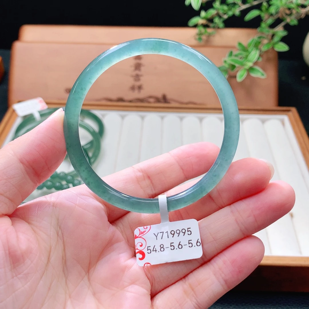 翡翠未镶嵌手镯（圆镯）