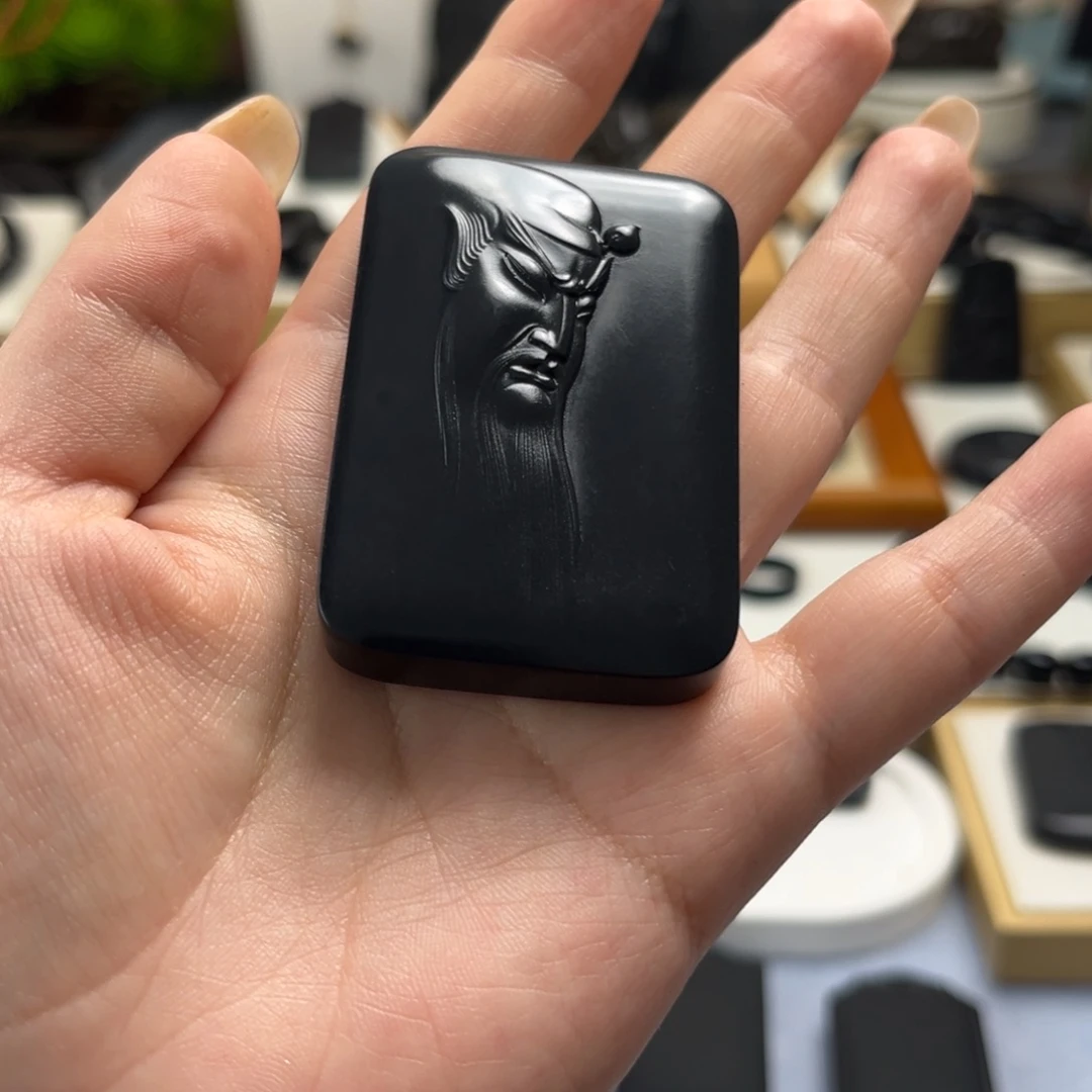 颈饰未镶嵌和田玉（墨玉）关公高羊脂特细