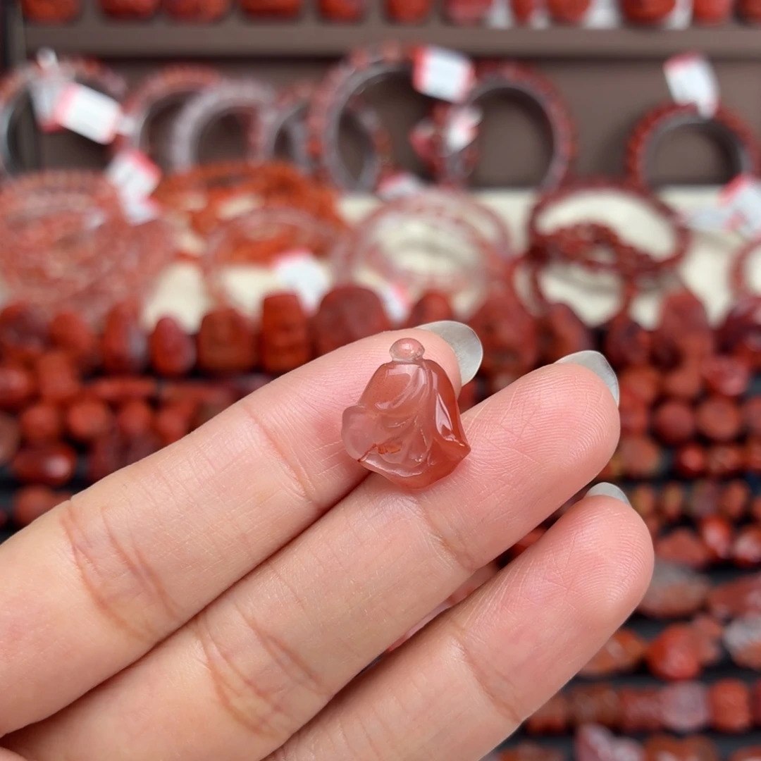 南红玛瑙未镶嵌颈饰玉兰花