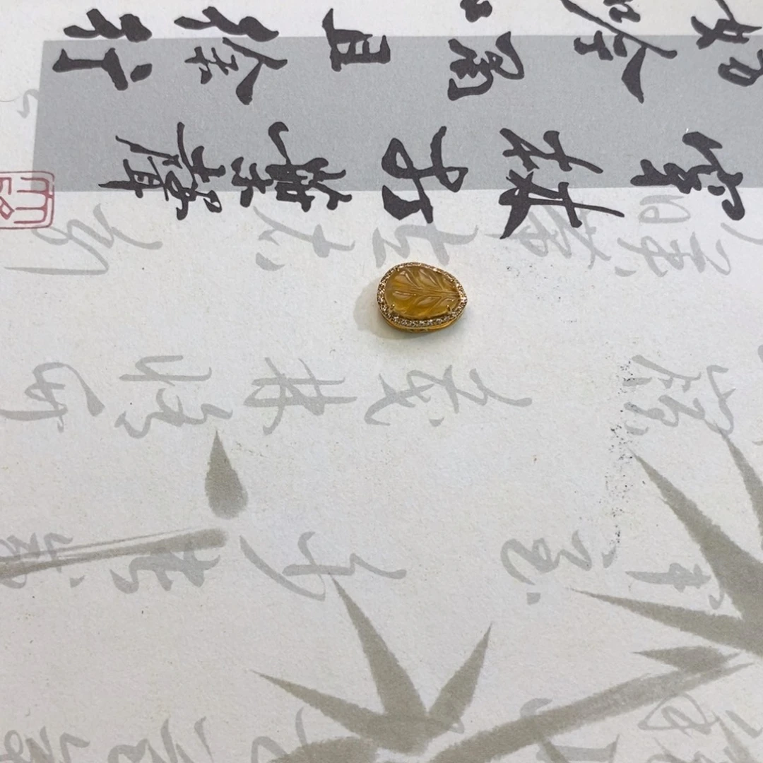 芹***翡翠18K金镶嵌颈饰翡翠