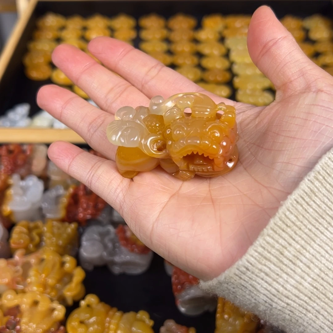 黄龙木鸡油黄霸王小貔貅手把件