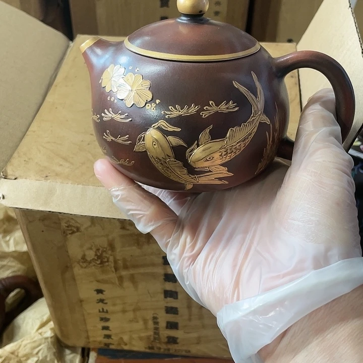 茶壶紫砂原矿泥料手工制作的一把紫砂壶。