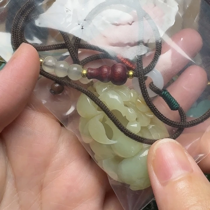 未镶嵌蛇纹石玉颈饰