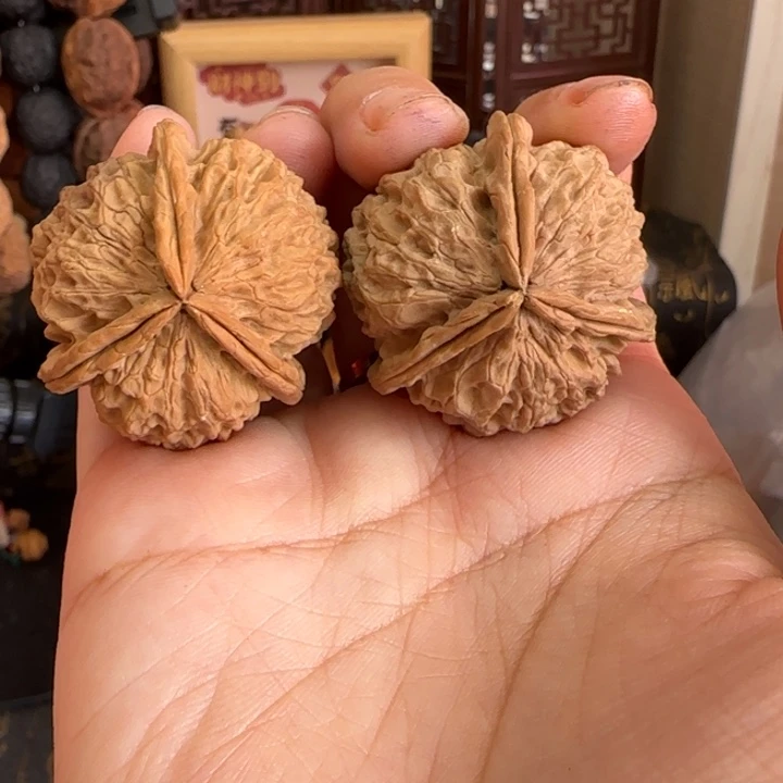 乌***三文玩核桃吊坠铁狮子三棱