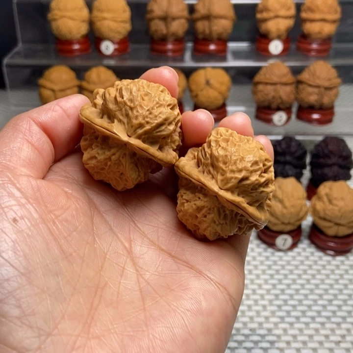 文玩核桃把件31碧波金蟾