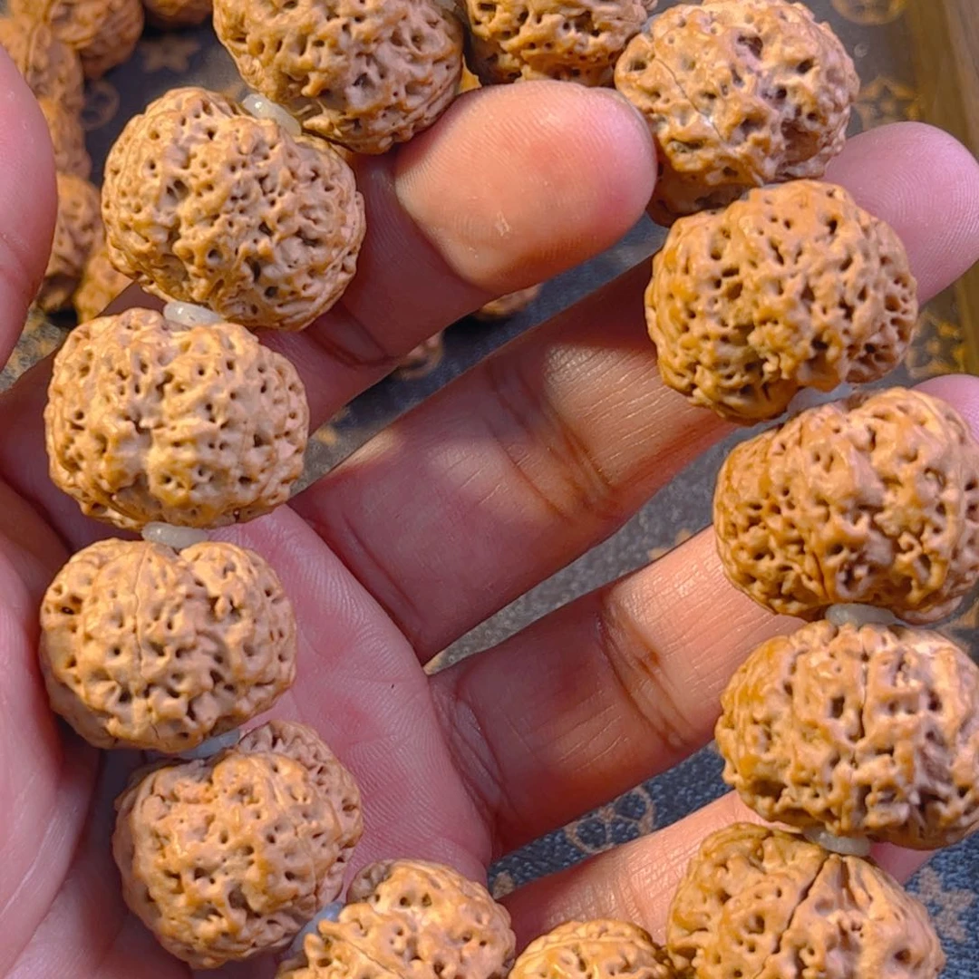 金刚菩提吊坠馮**、凹底梅花