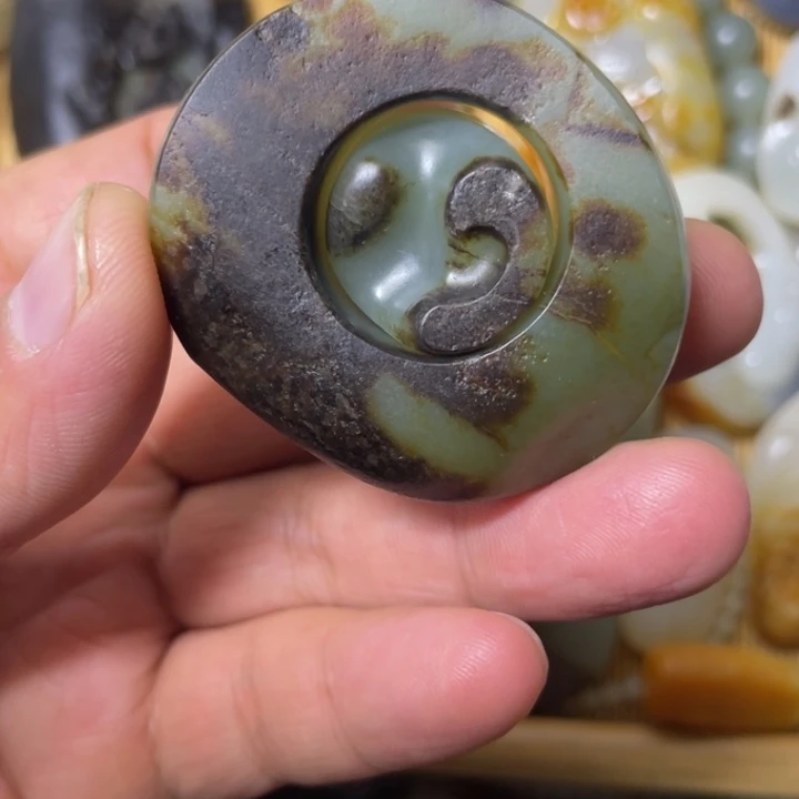 和田玉（墨玉）未镶嵌颈饰