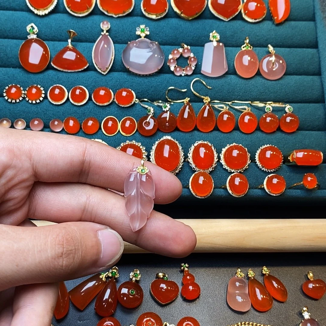 南红玛瑙18K金镶嵌颈饰