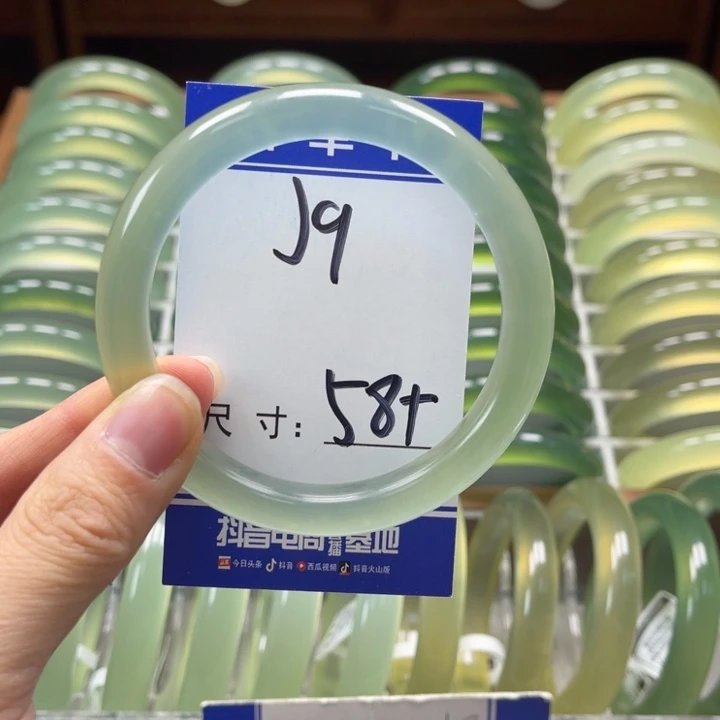 小***姐岫玉未镶嵌手镯手镯
