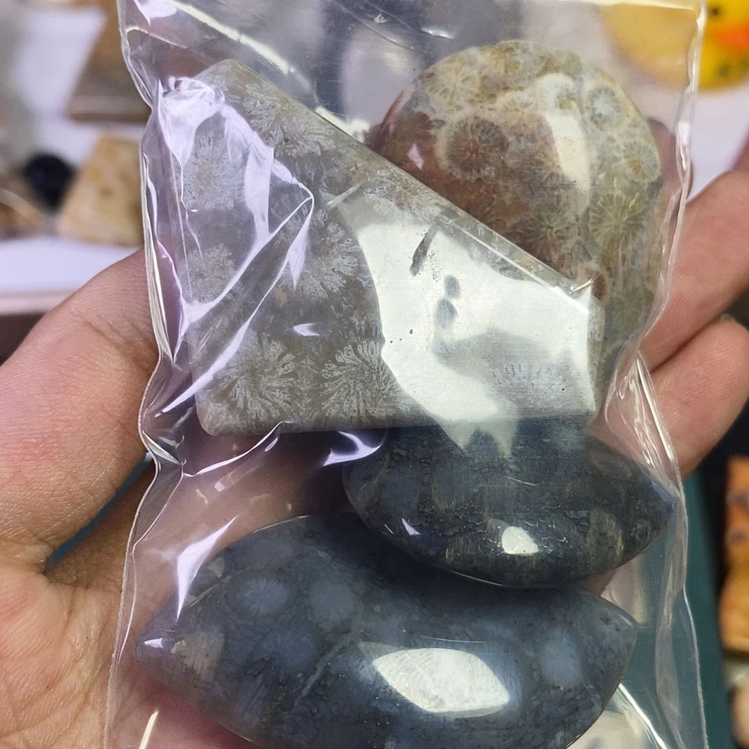 饰***瓶石英质玉（非洲翠）未镶嵌颈饰