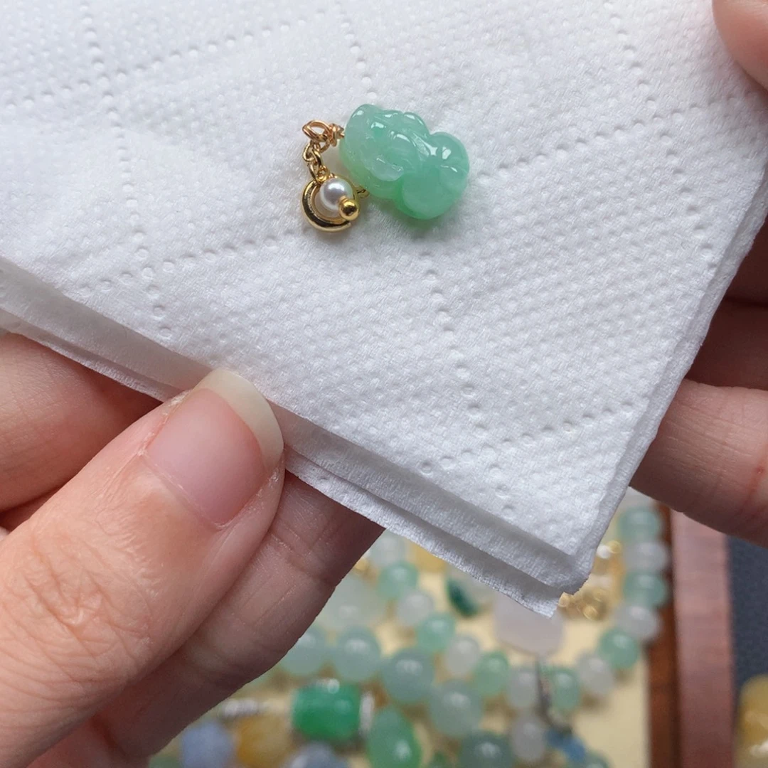 翡翠未镶嵌颈饰是