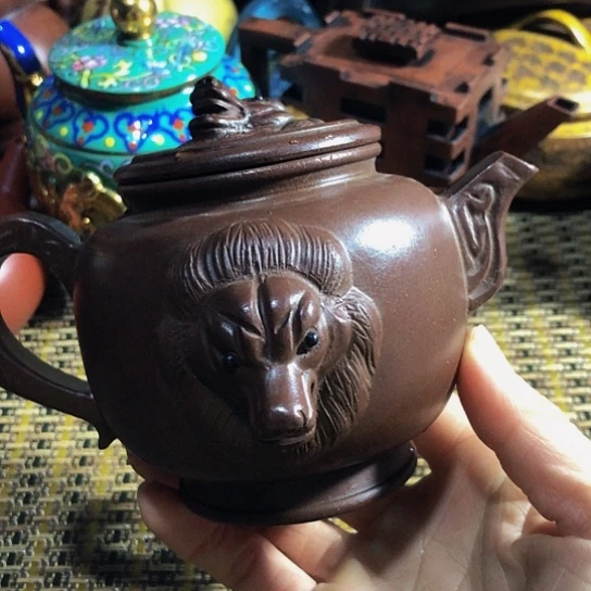 紫砂茶壶原矿泥料手工制作的紫砂壶。