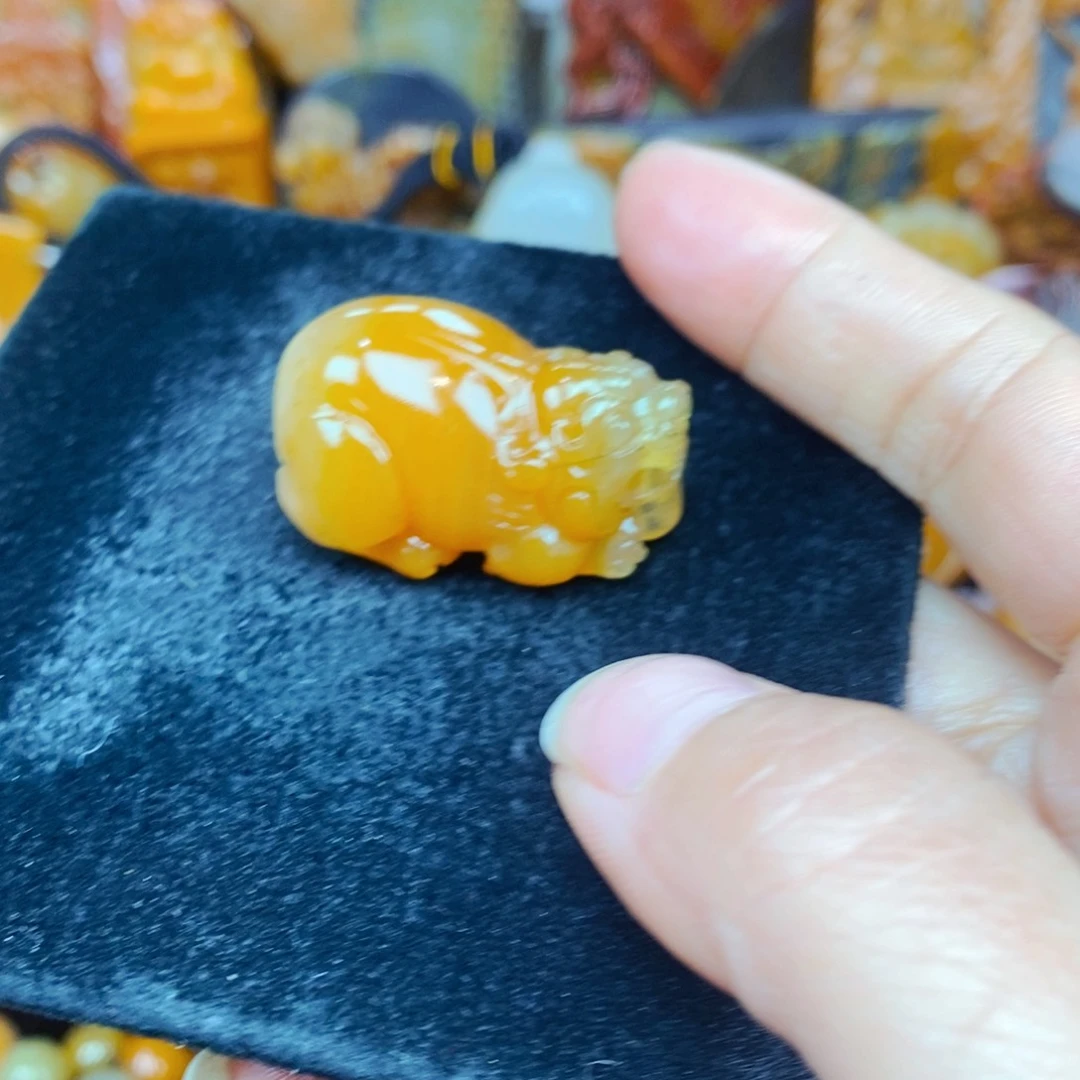 未镶嵌石英质玉（黄龙玉）颈饰