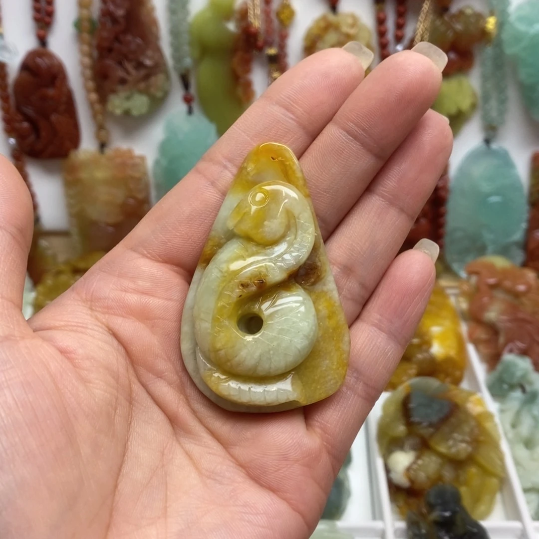 蛇纹石玉未镶嵌颈饰