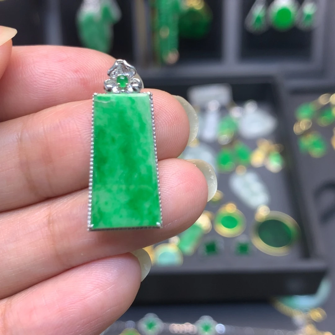 翡翠18K金镶嵌颈饰有纹裂