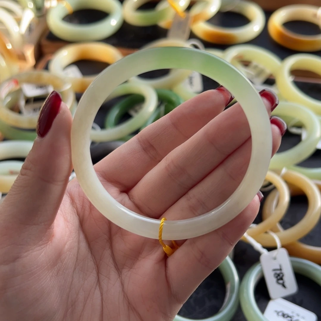 和田玉手镯未镶嵌平****孩有纹