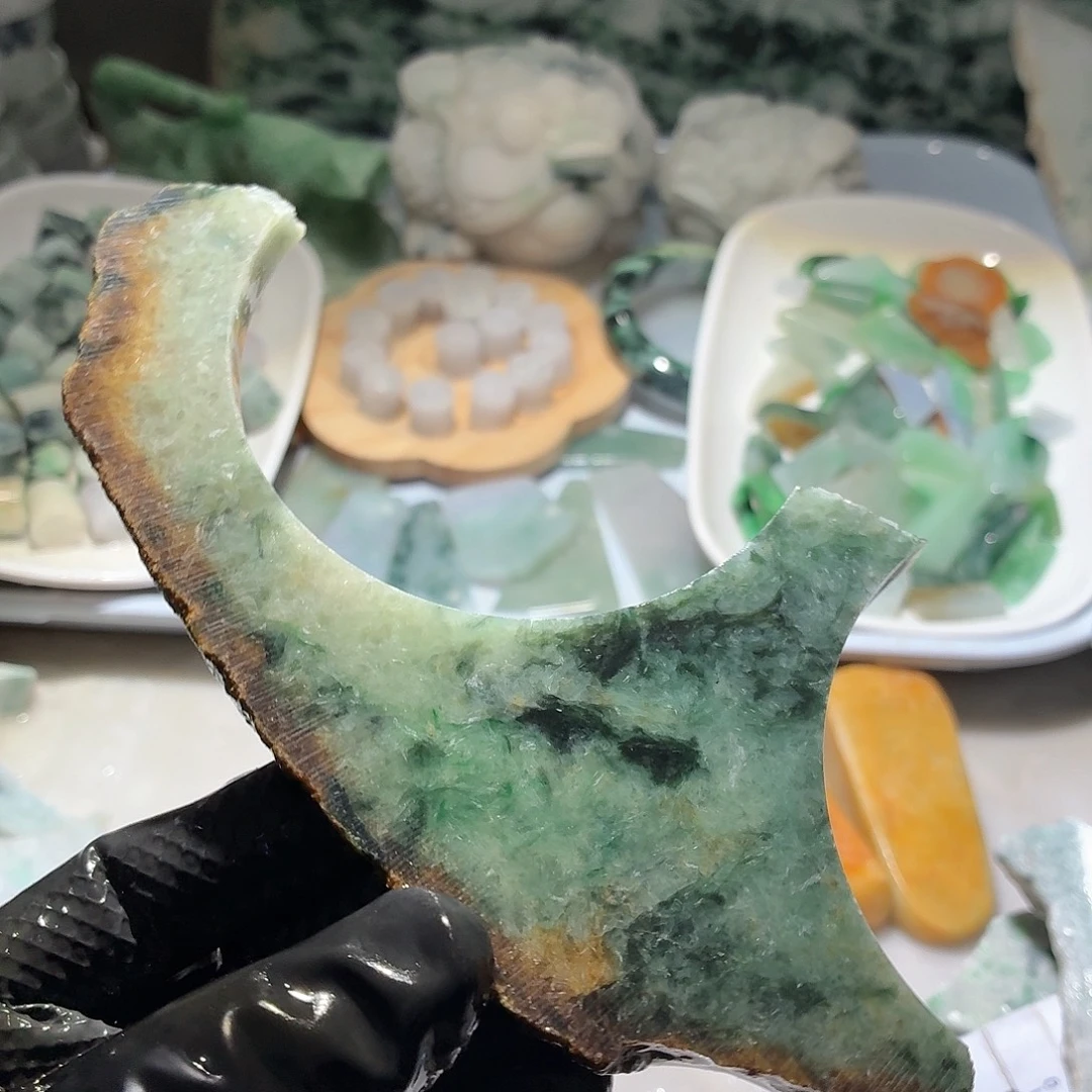翡翠未镶嵌颈饰边角料