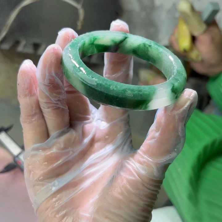 ઇ***ঞ未镶嵌手镯石英质玉定制