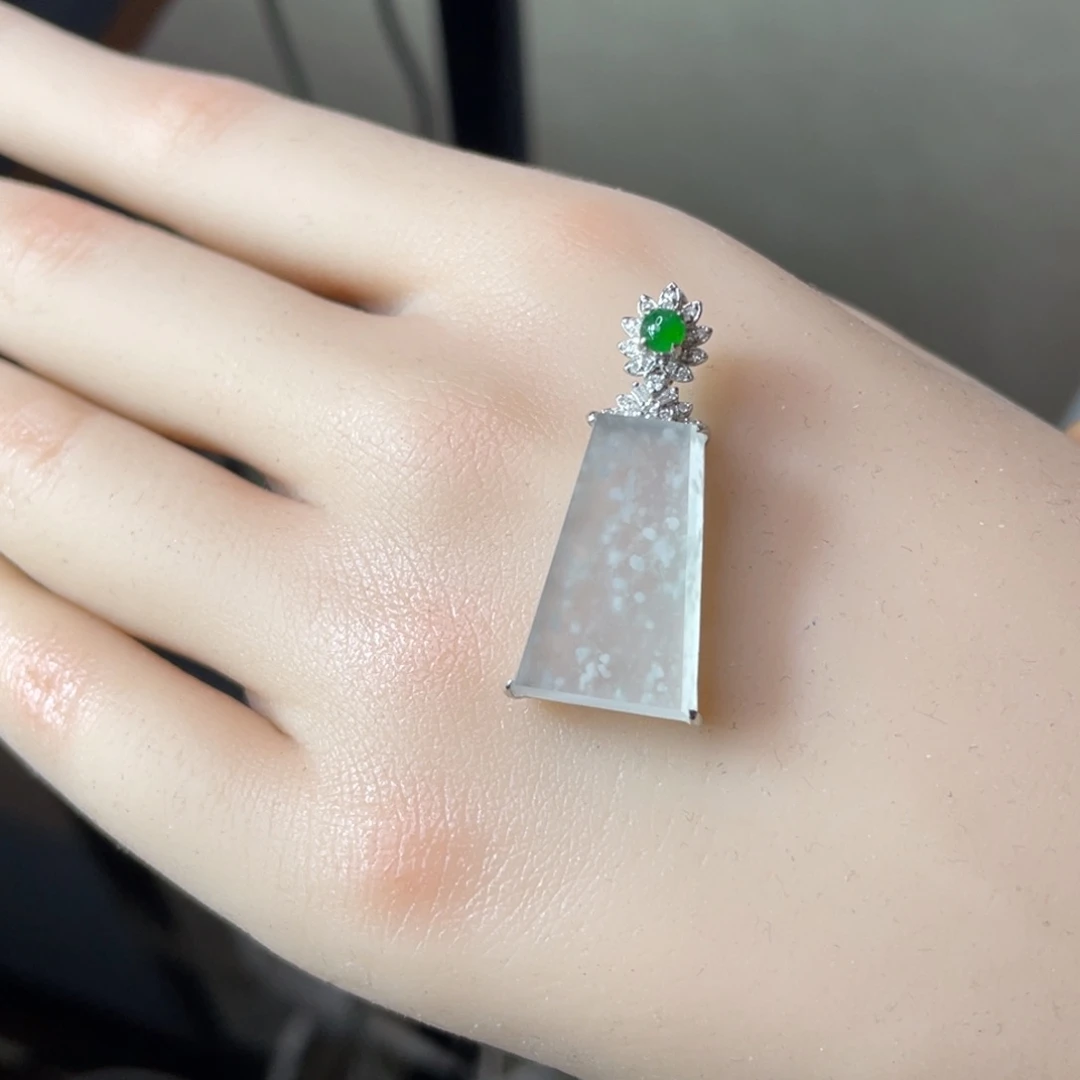 翡翠18K金镶嵌吊坠(赠链)重***?