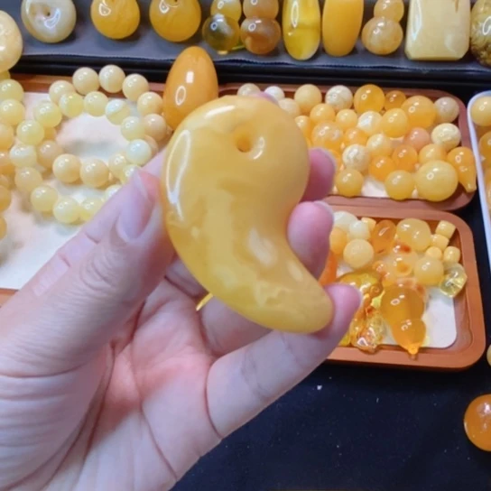 琥珀未镶嵌颈饰天然蜜蜡