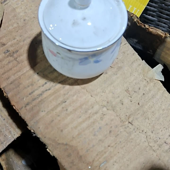 摆件盘子碗茶壶啥都有