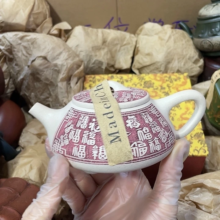 茶壶紫砂原矿泥料，手工制作的一把紫砂壶。