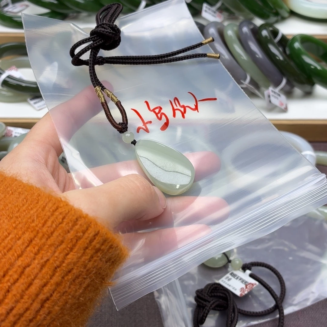 小***人和田玉未镶嵌手镯