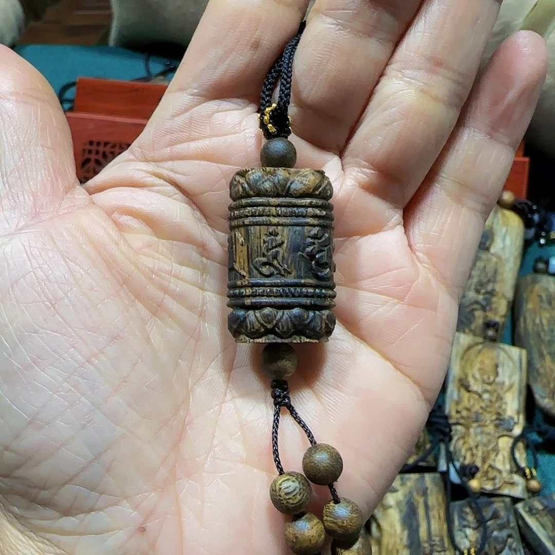 沉香吊坠海南白奇乌身老料雕刻六字真言带绳6.5克