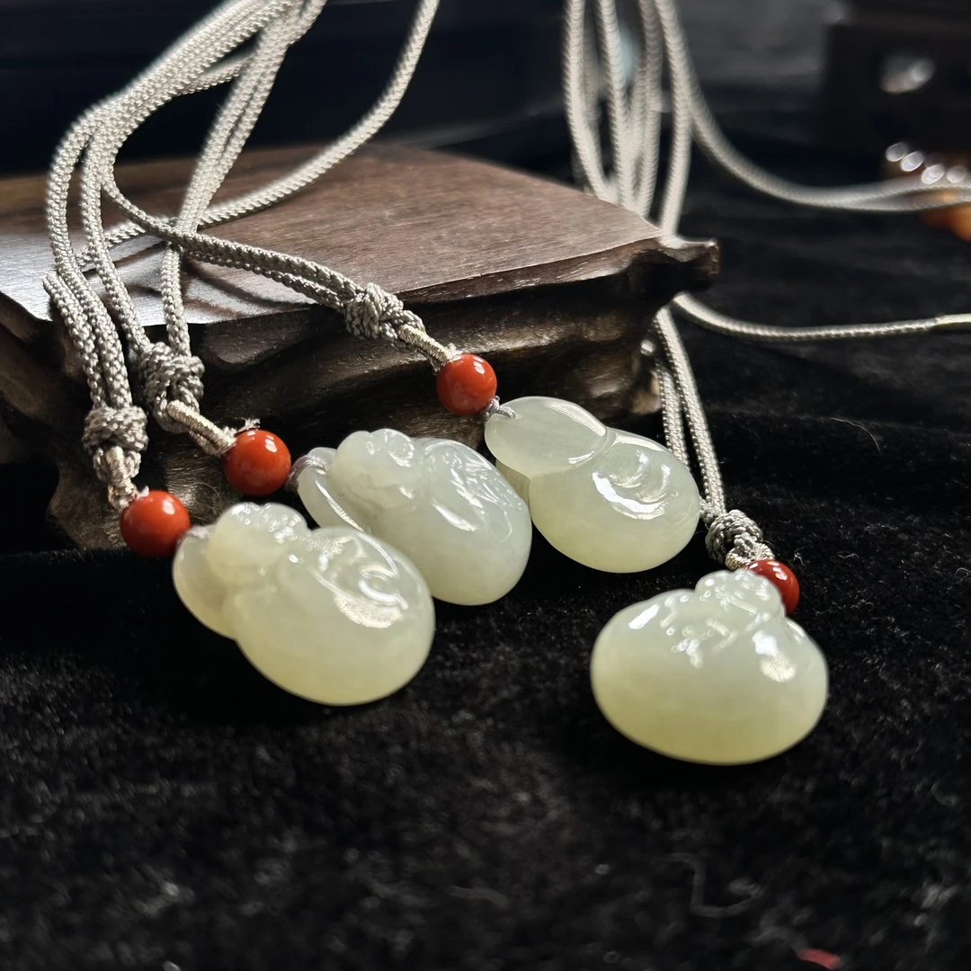 老凤祥和田玉抱抱佛标153（晴水）