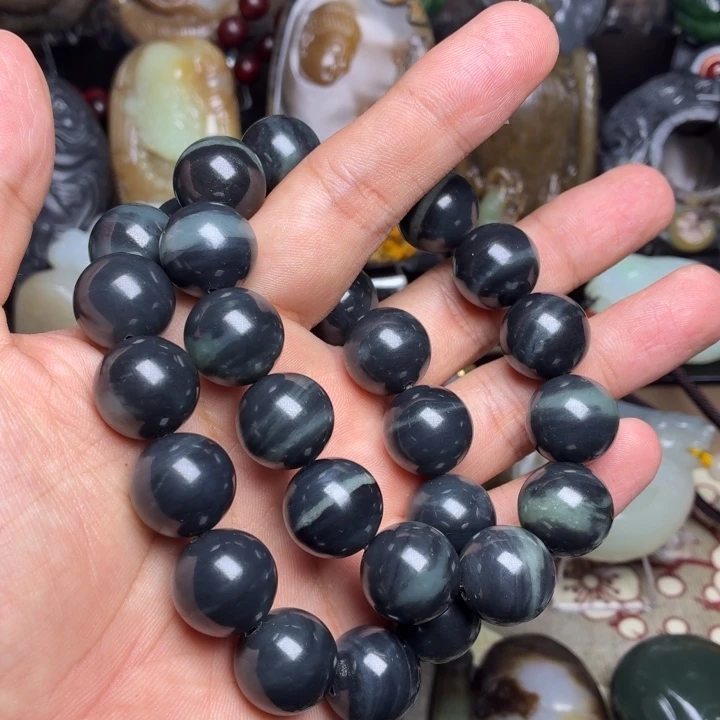 金***杨和田玉未镶嵌颈饰