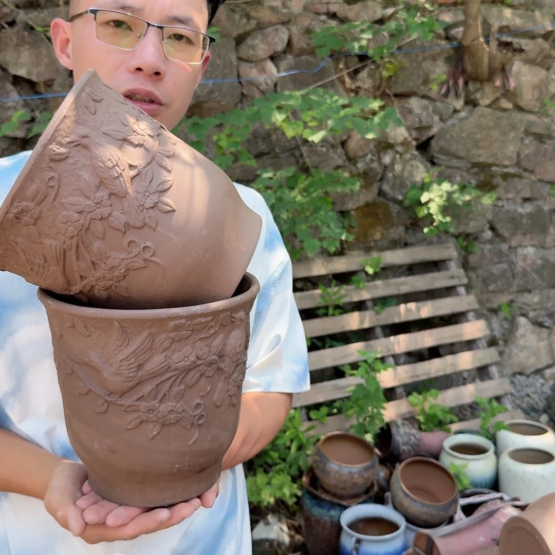 紫砂花盆口20高20（两个黑金刚瑕