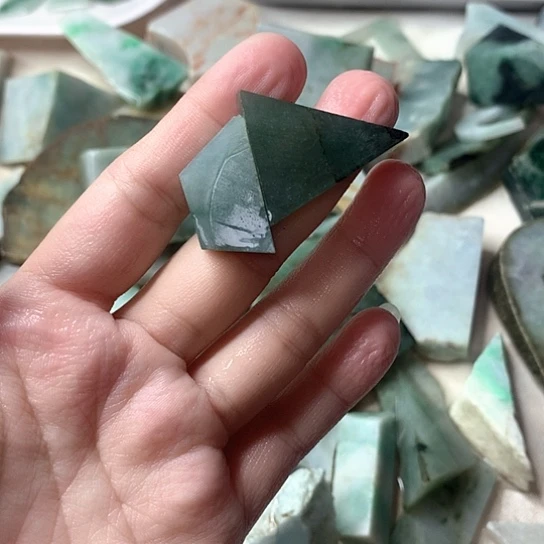 翡翠挂件未镶嵌?**?翡翠原石