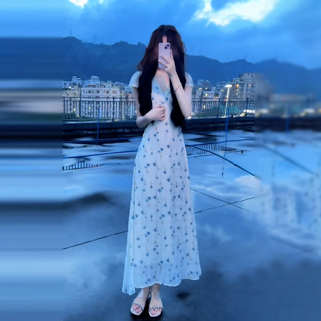 法式白色v领碎花短袖连衣裙子女装夏季2025新款海边度假气质长裙