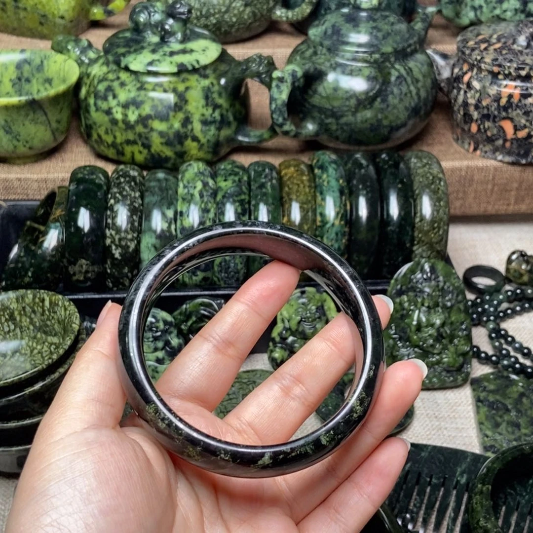 蛇纹石玉颈饰未镶嵌海**霞