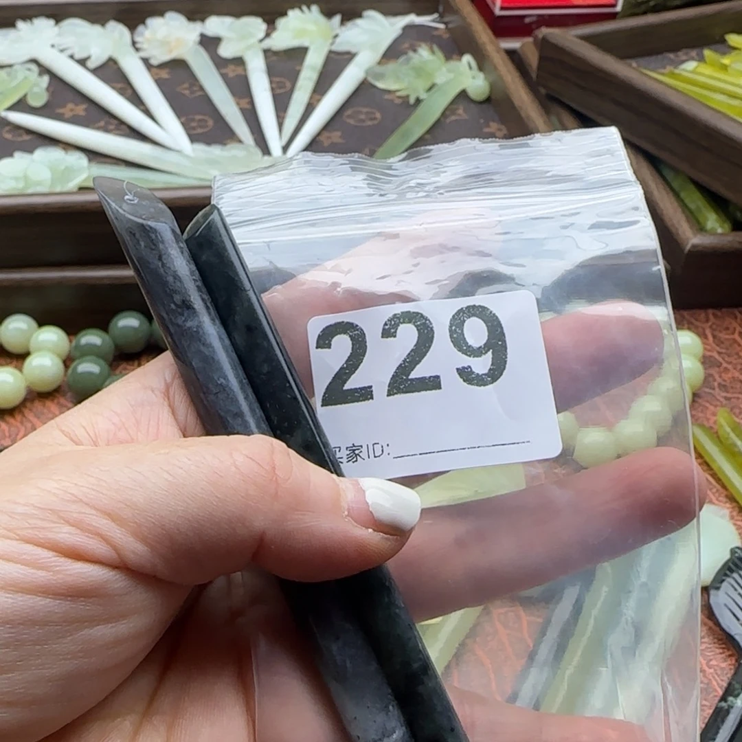 百***宁未镶嵌蛇纹石玉发饰