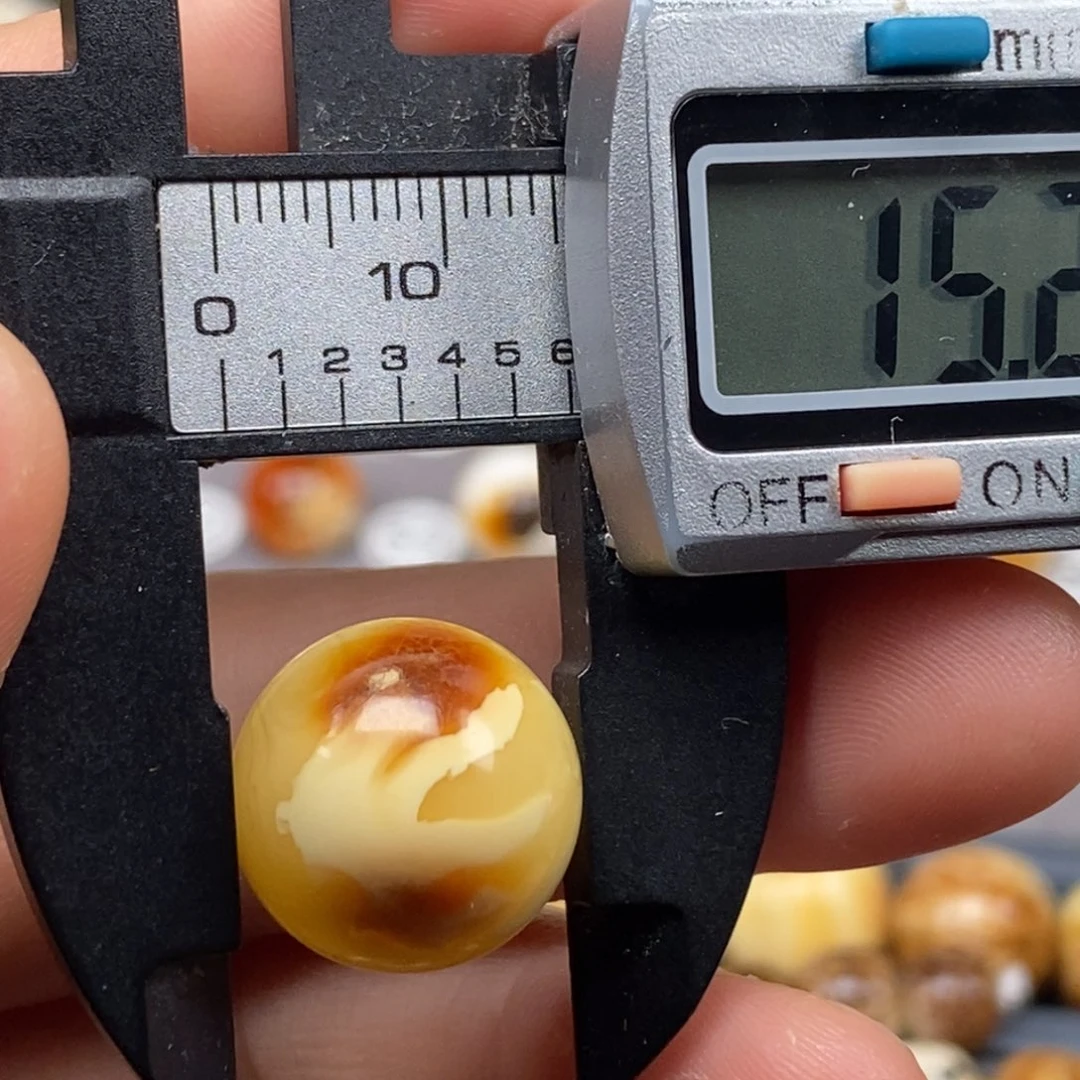 裸石琥珀未镶嵌圆珠