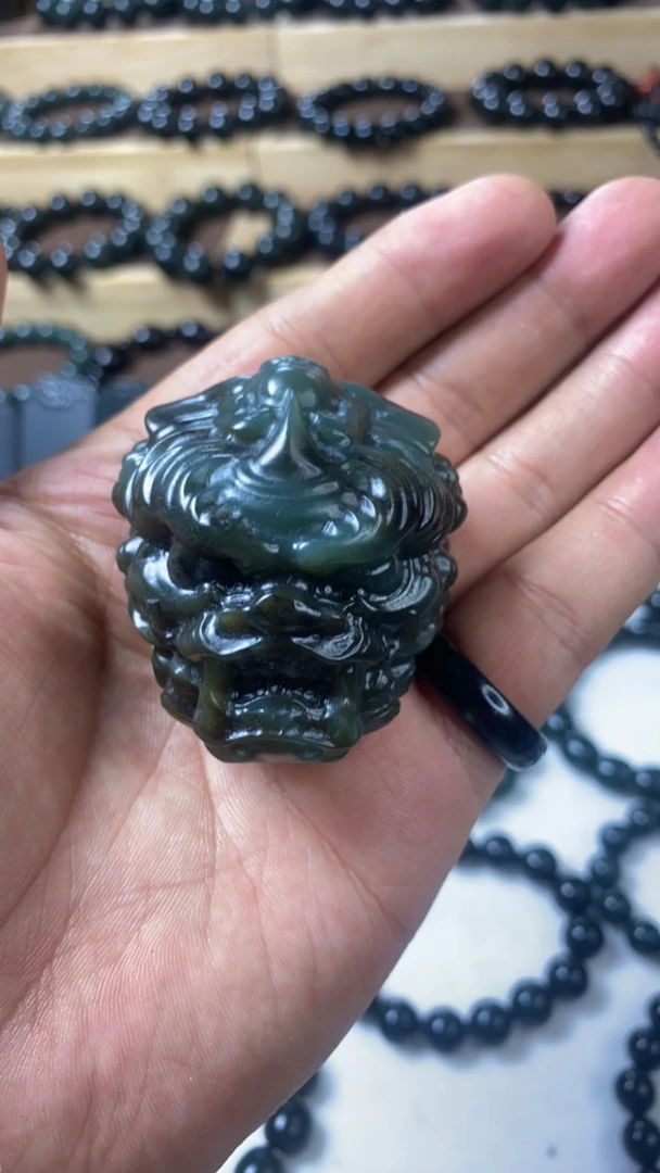 和田玉兽头手把件