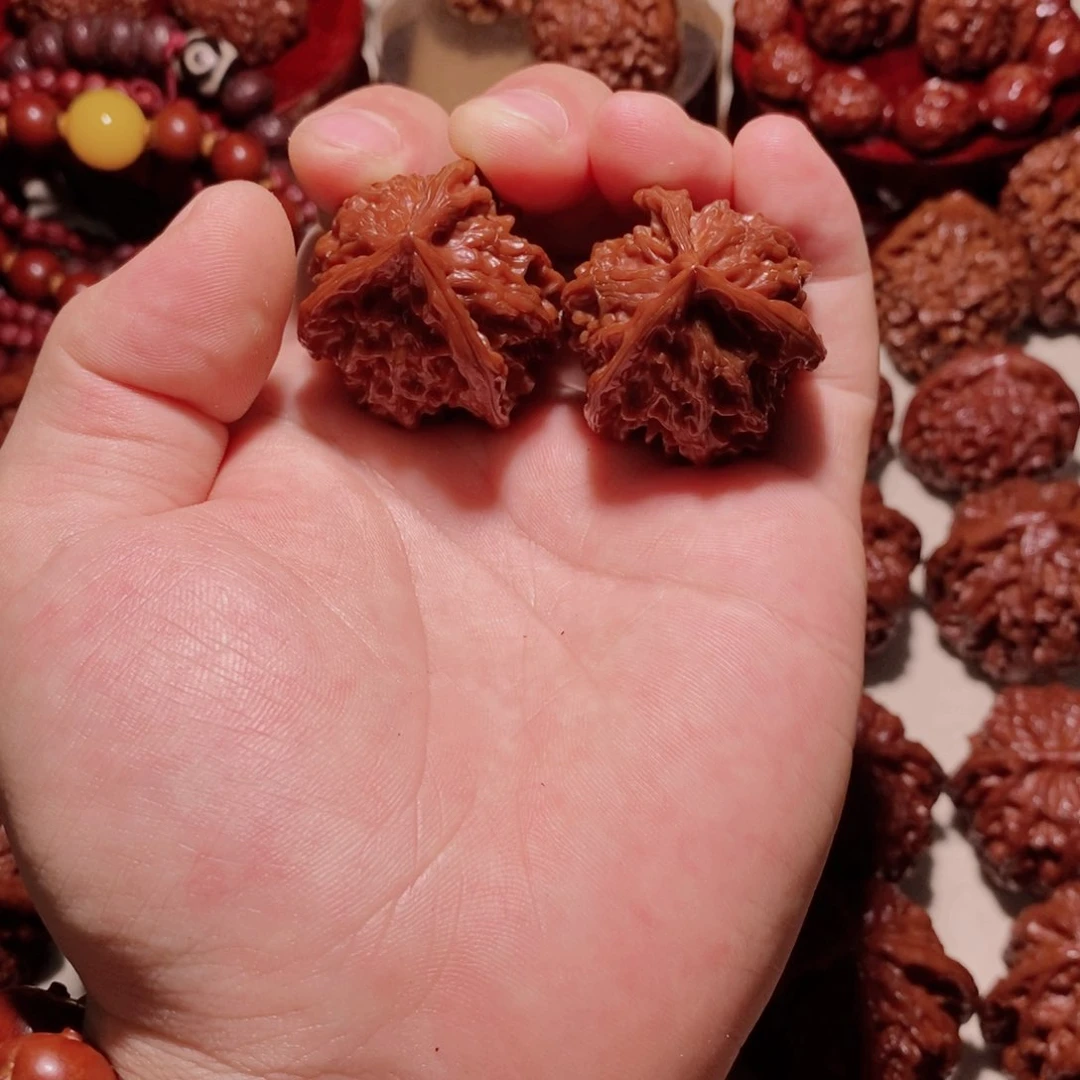 王***跑桃核吊坠三愣三愣