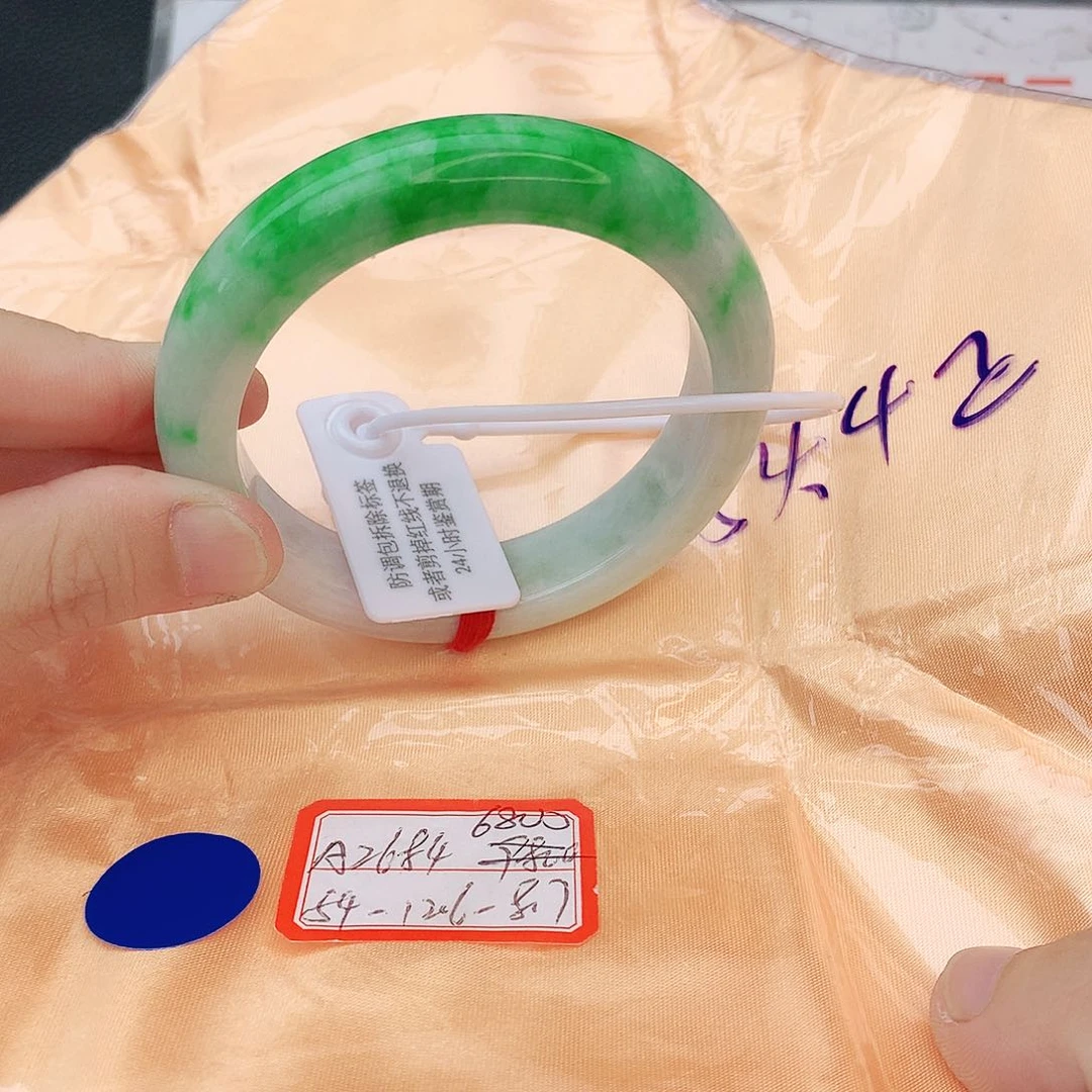 翡翠手镯未镶嵌我