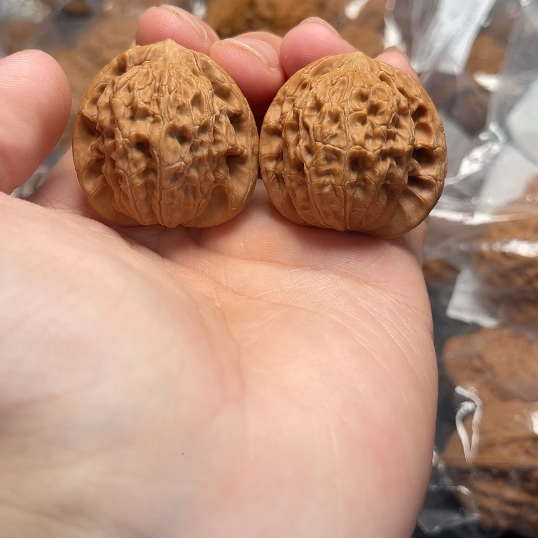 1文玩核桃圆月弯刀34-208