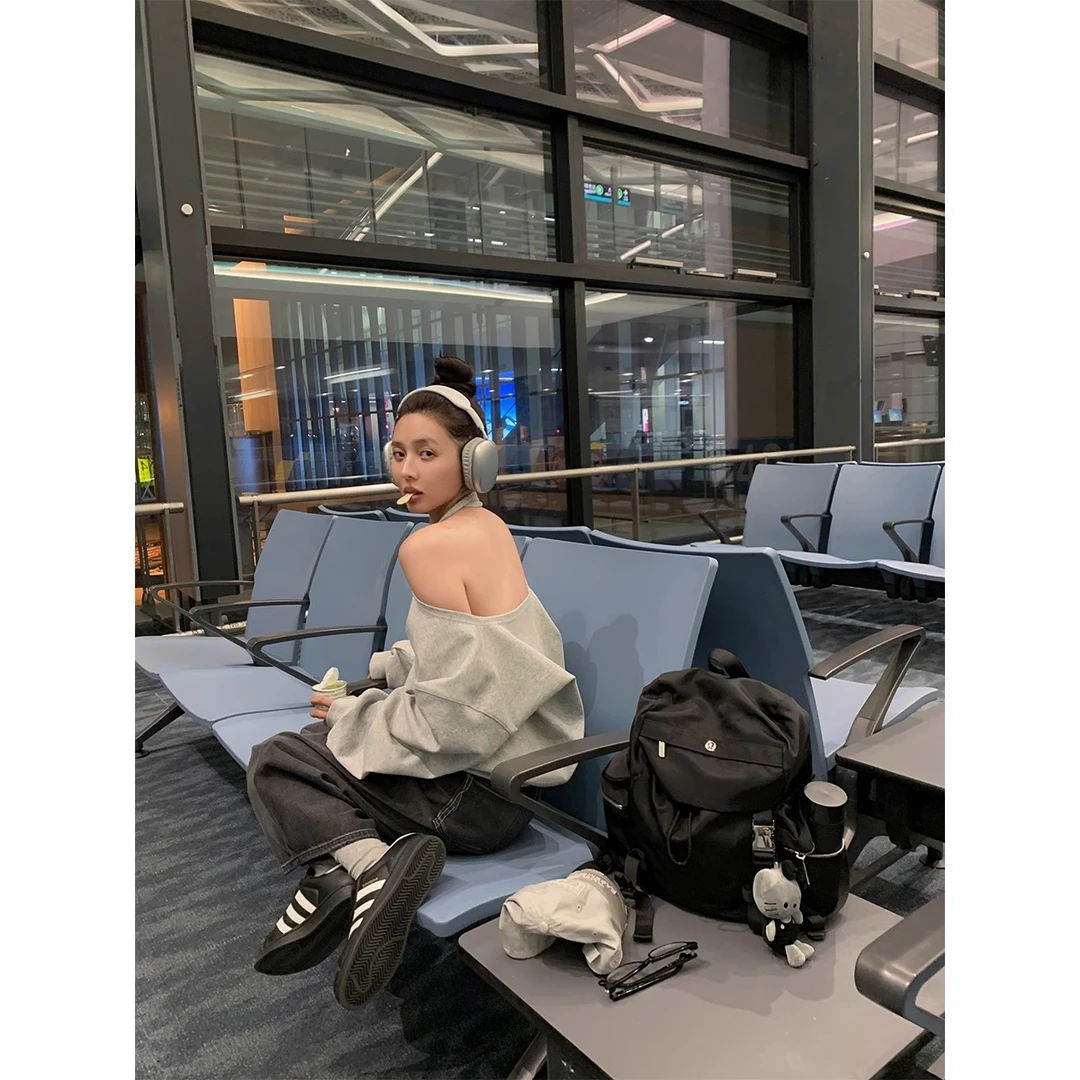 【镜头焦点】复古露背挂脖卫衣女春设计感两穿露肩上衣