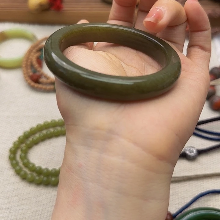 鸿***生和田玉（糖玉）手镯未镶嵌