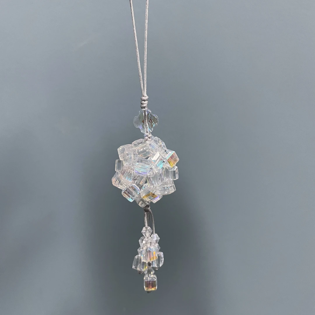 绳款白色玲珑球手机坠D890