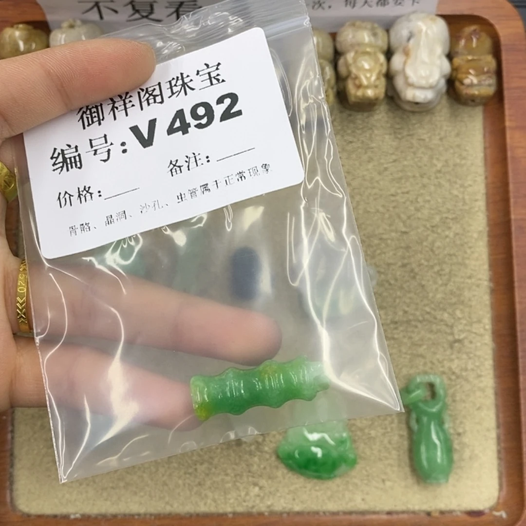 硅化珊瑚（珊瑚玉）颈饰未镶嵌快****?