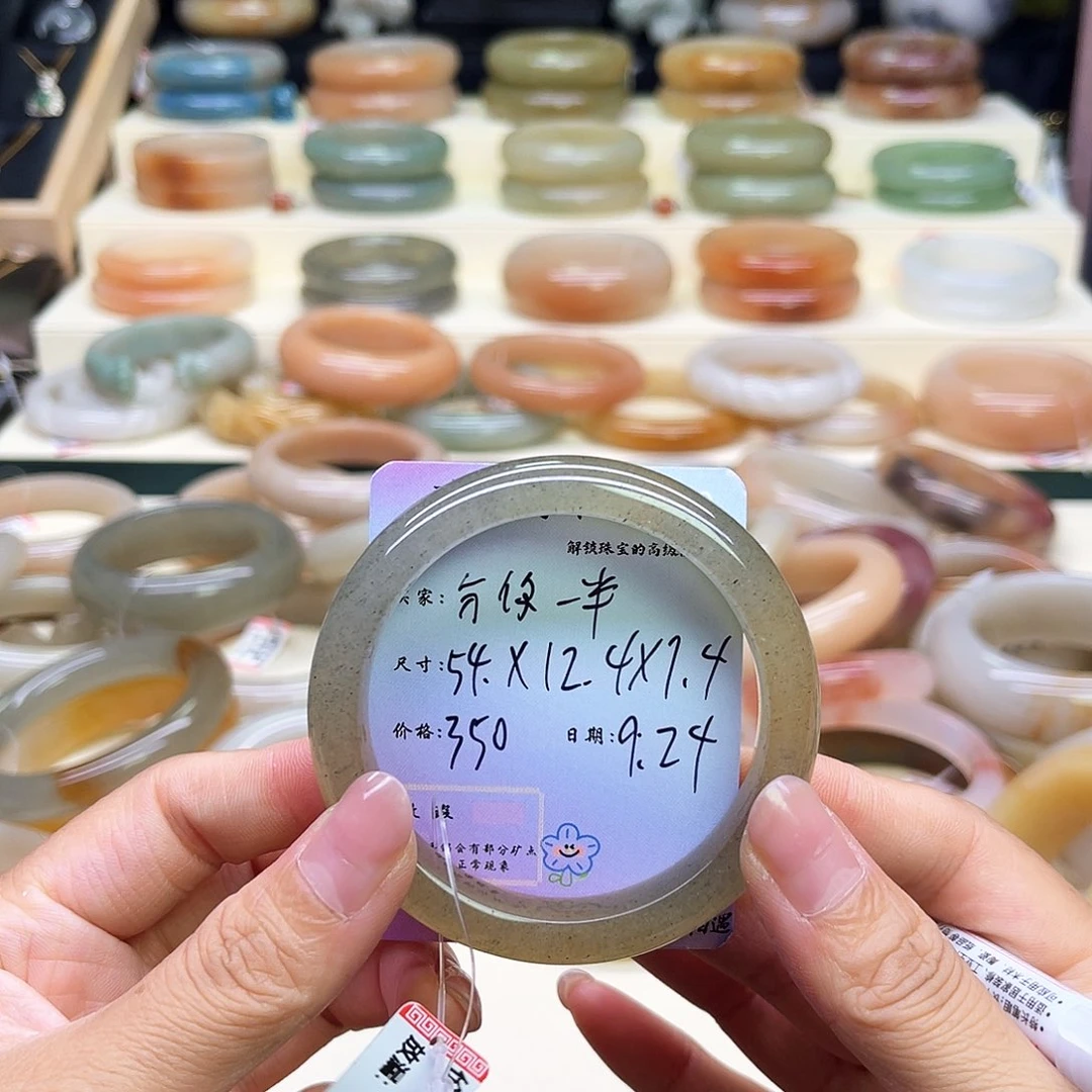 郭***半石英岩玉未镶嵌手镯