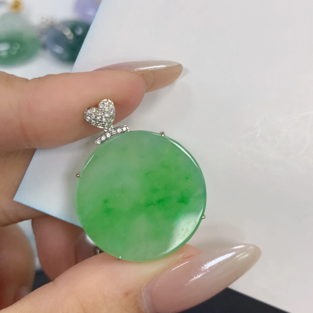 颈饰18K金镶嵌翡翠